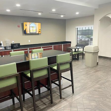 Super 8 by Wyndham San Antonio/Alamodome Area Exterior foto