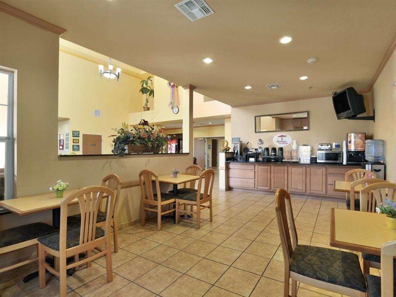 Super 8 by Wyndham San Antonio/Alamodome Area Exterior foto