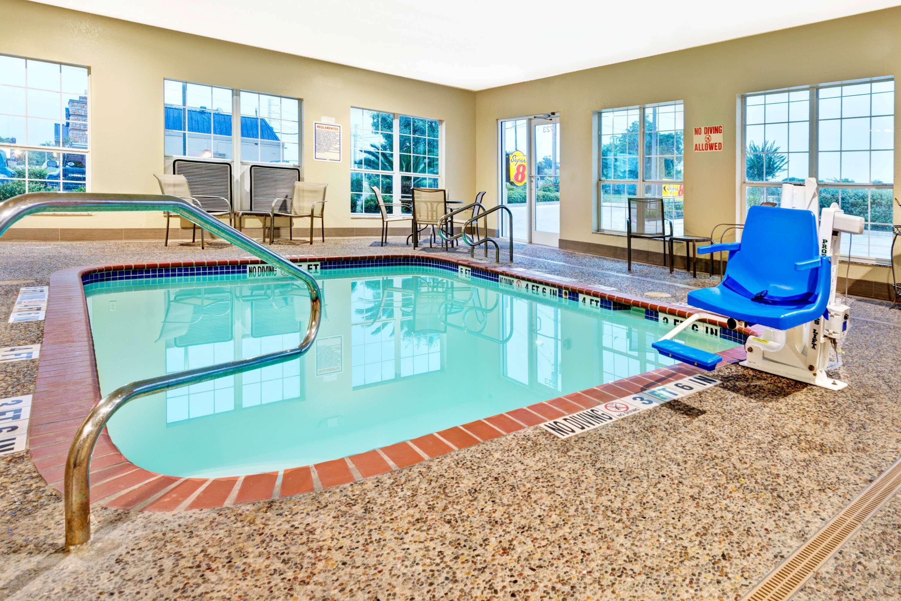 Super 8 by Wyndham San Antonio/Alamodome Area Exterior foto