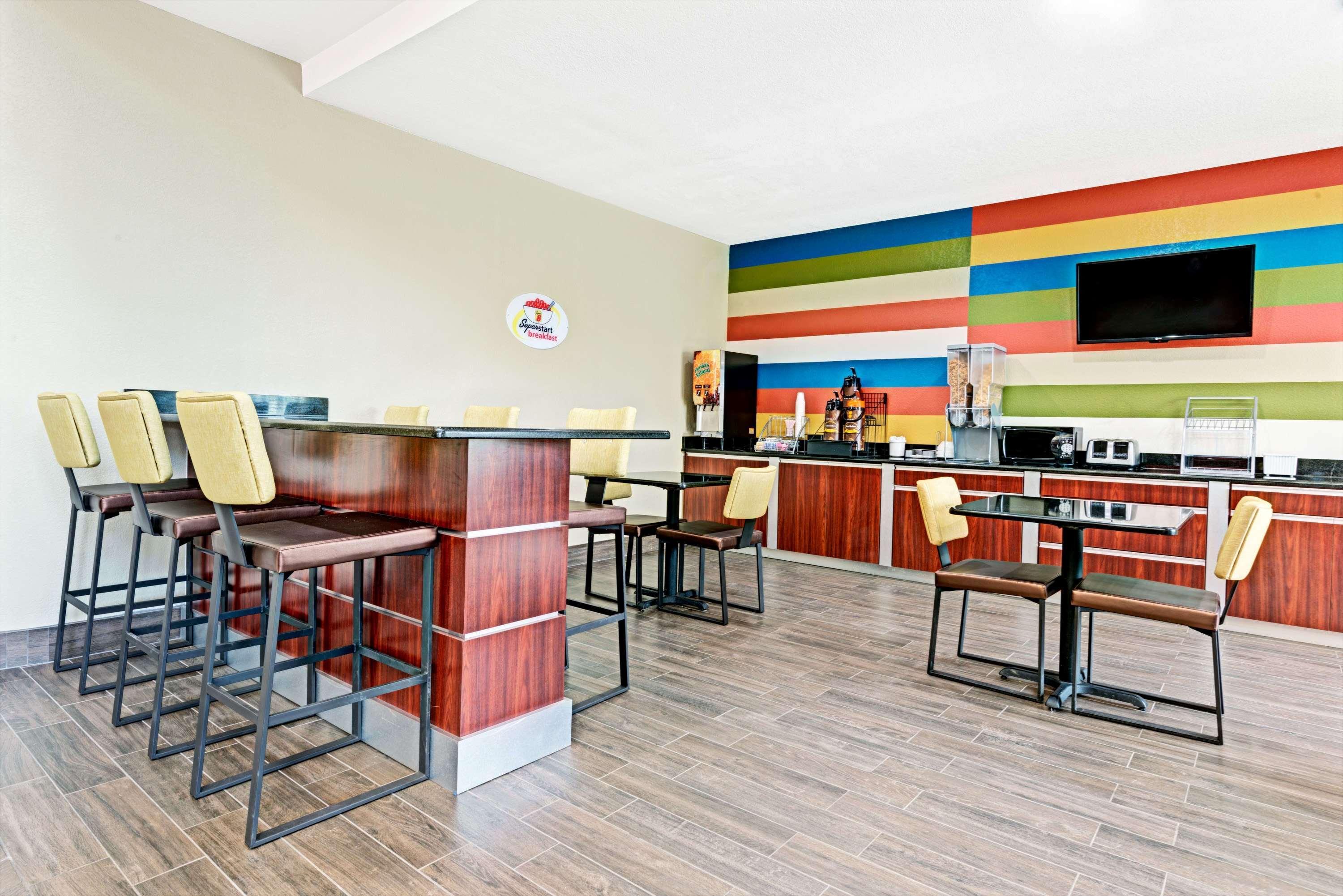 Super 8 by Wyndham San Antonio/Alamodome Area Exterior foto