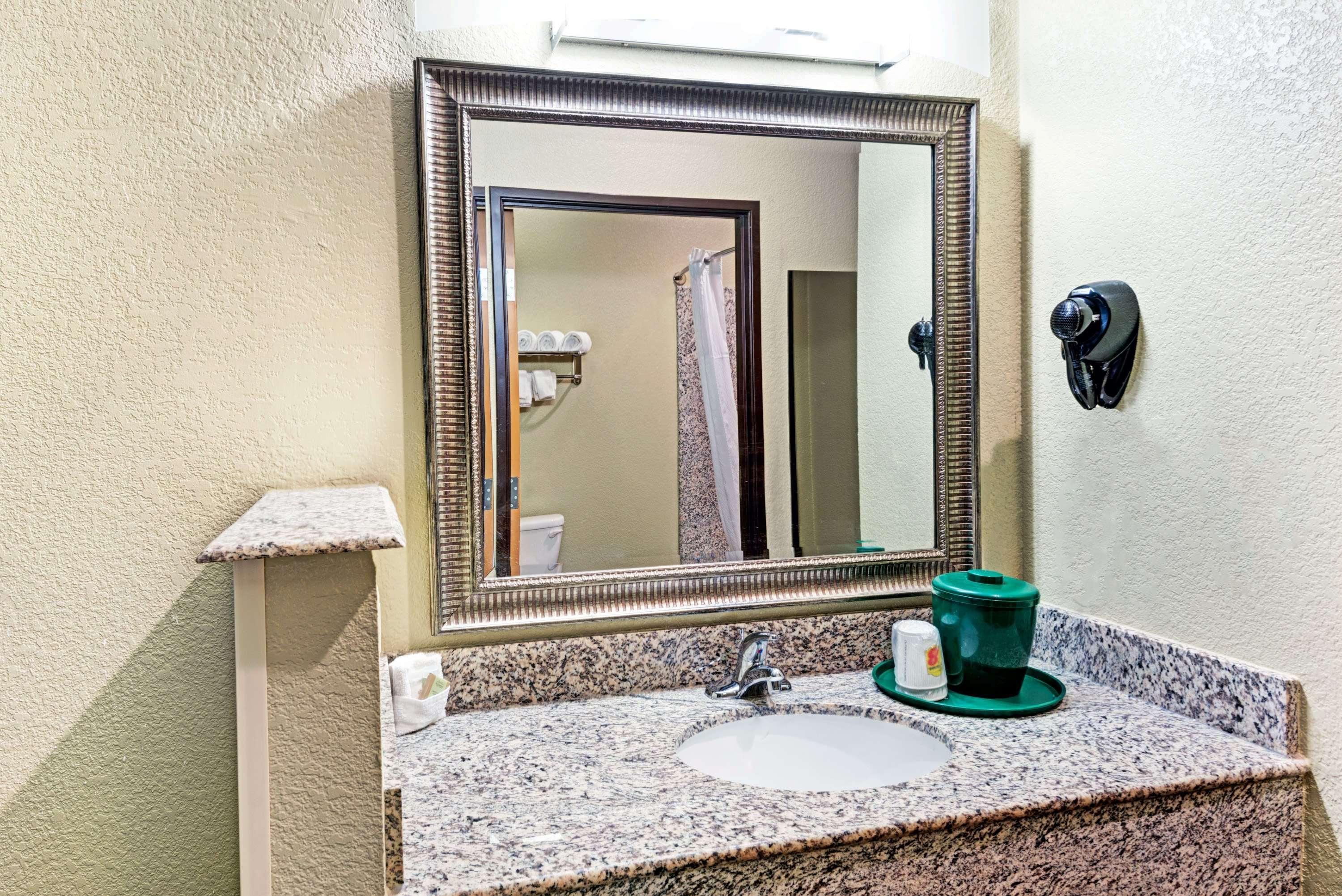 Super 8 by Wyndham San Antonio/Alamodome Area Exterior foto