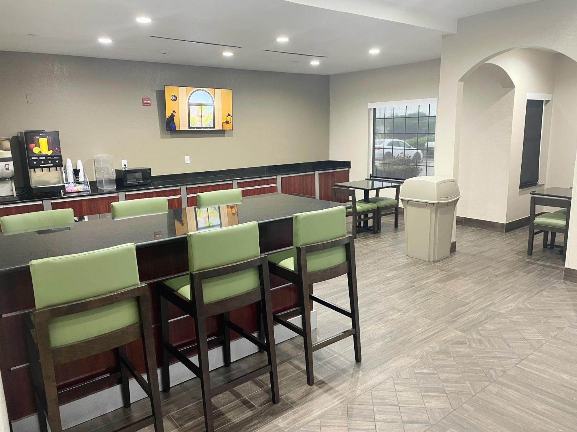 Super 8 by Wyndham San Antonio/Alamodome Area Exterior foto